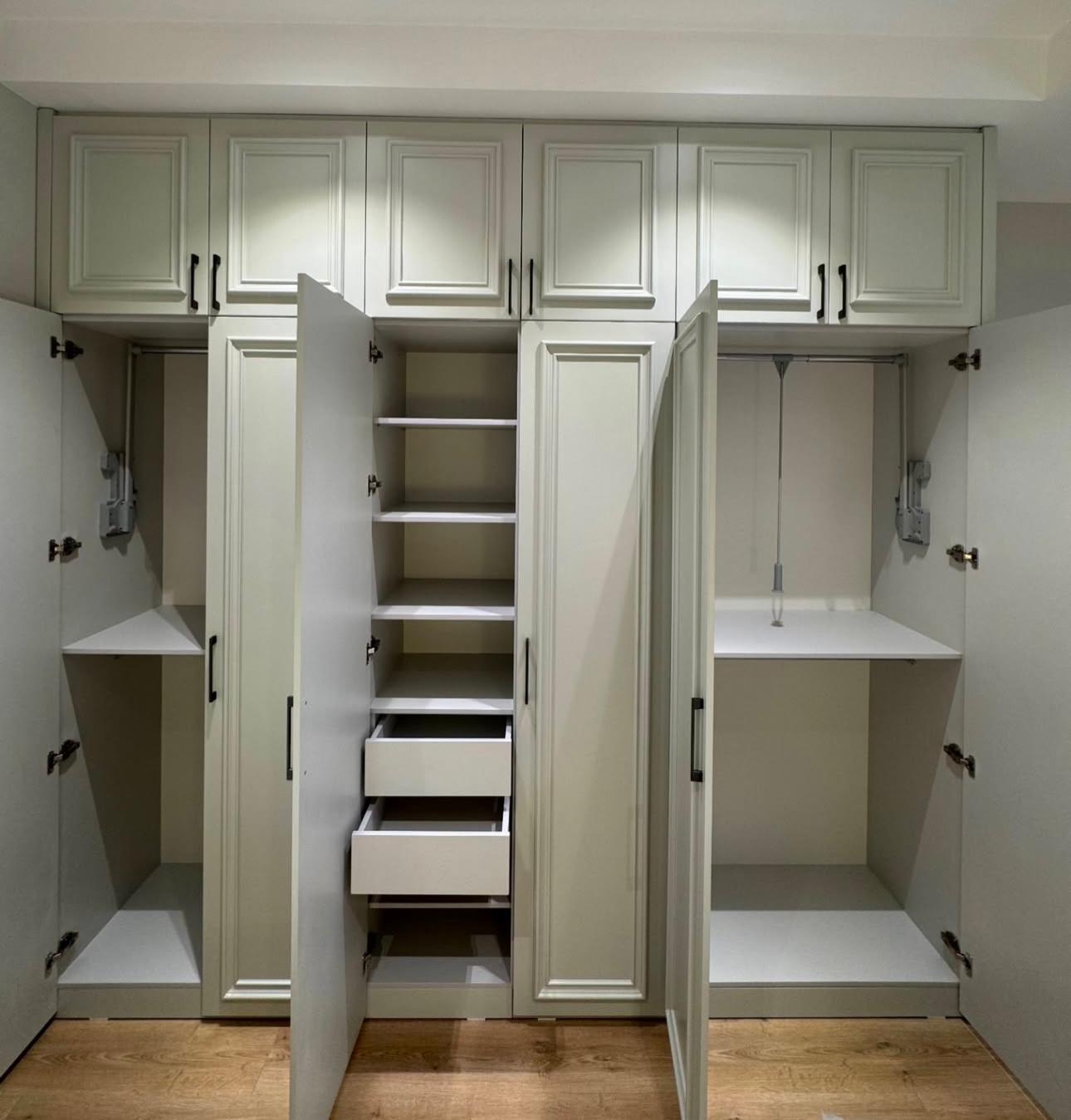 İç Düzenlemeli Açık Renk Gardırop