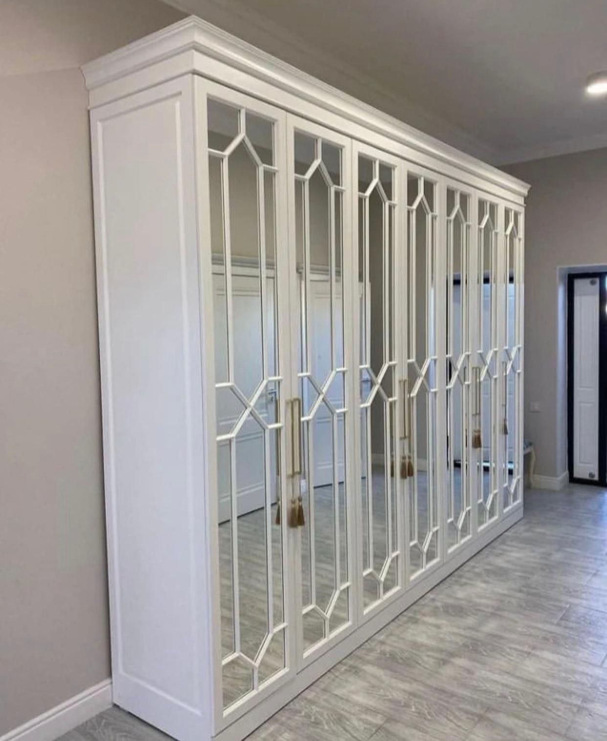 Beyaz Aynalı Geometrik Desenli Gardırop