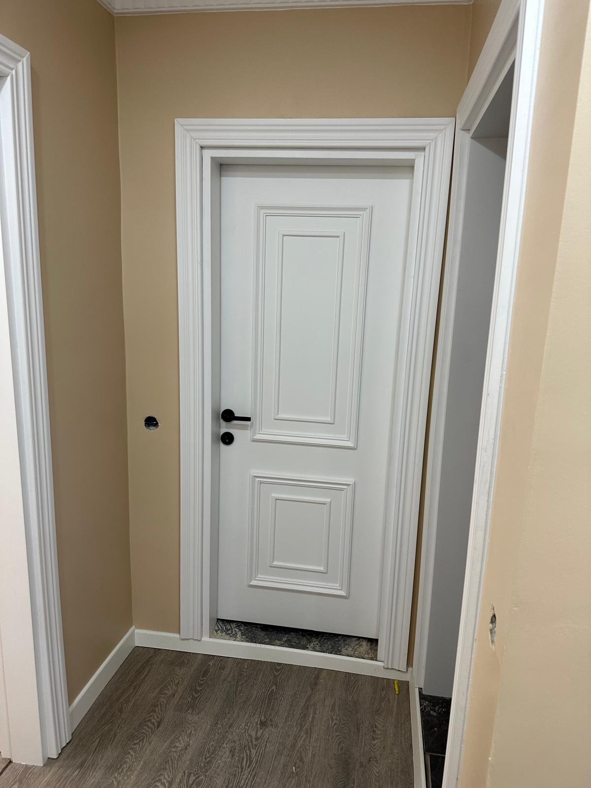 Modern Beyaz Kapı Siyah Kol