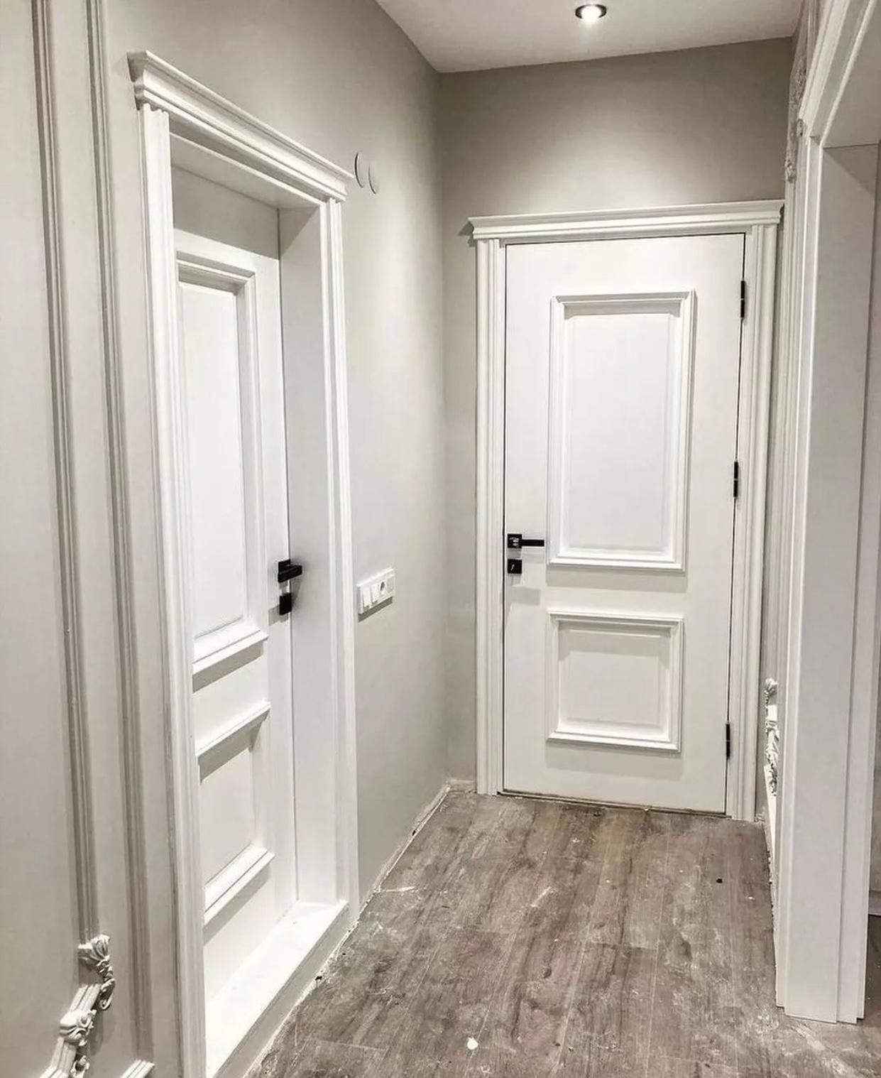 İkili Beyaz Kapı Koridoru