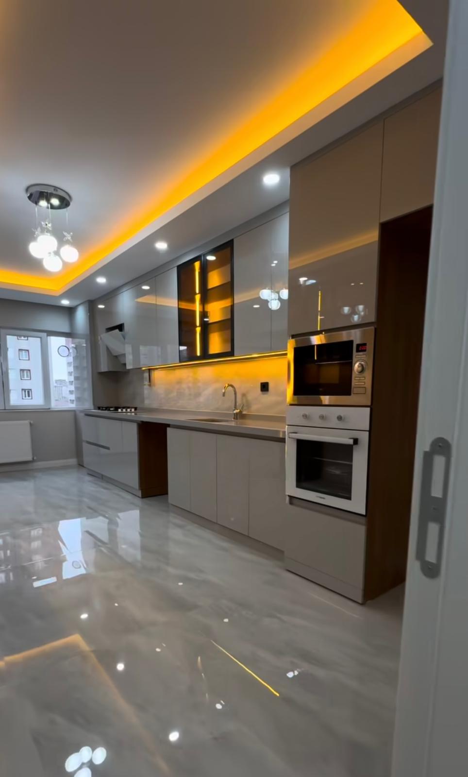 Geniş Gri Tonlarda Modern Mutfak