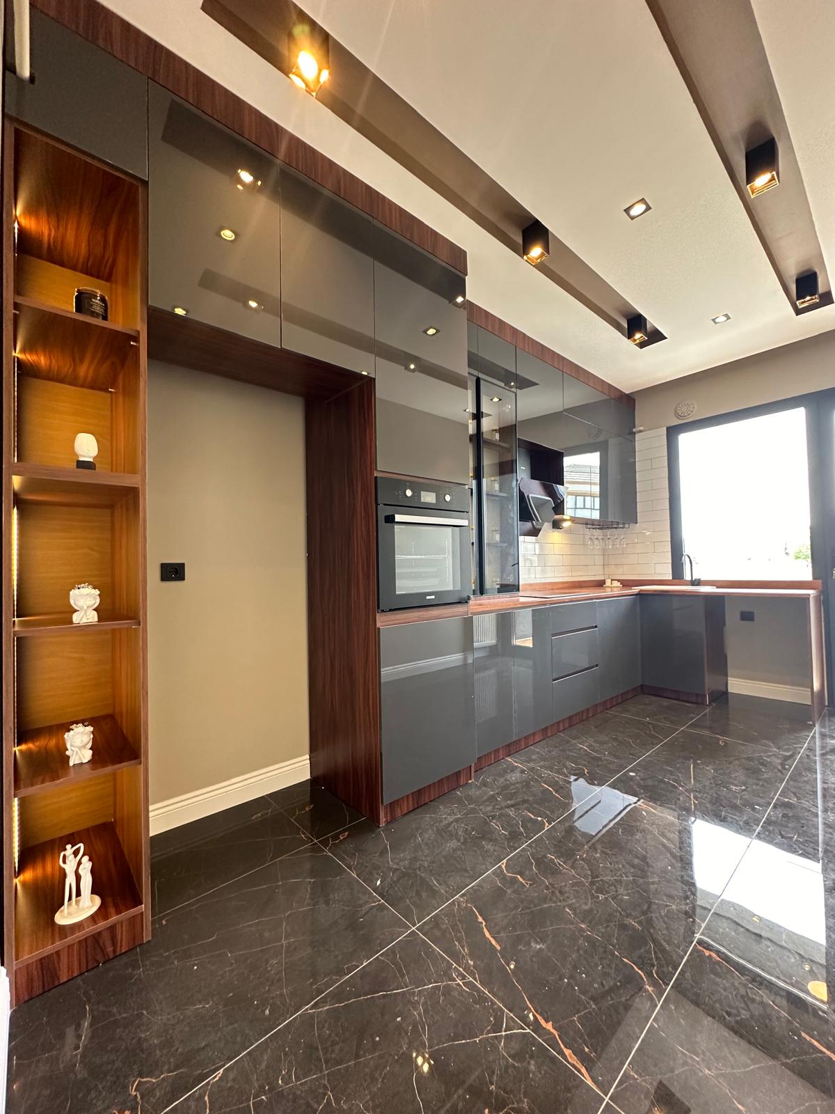 Açık Gri ve Ahşap Uyumlu Mutfak