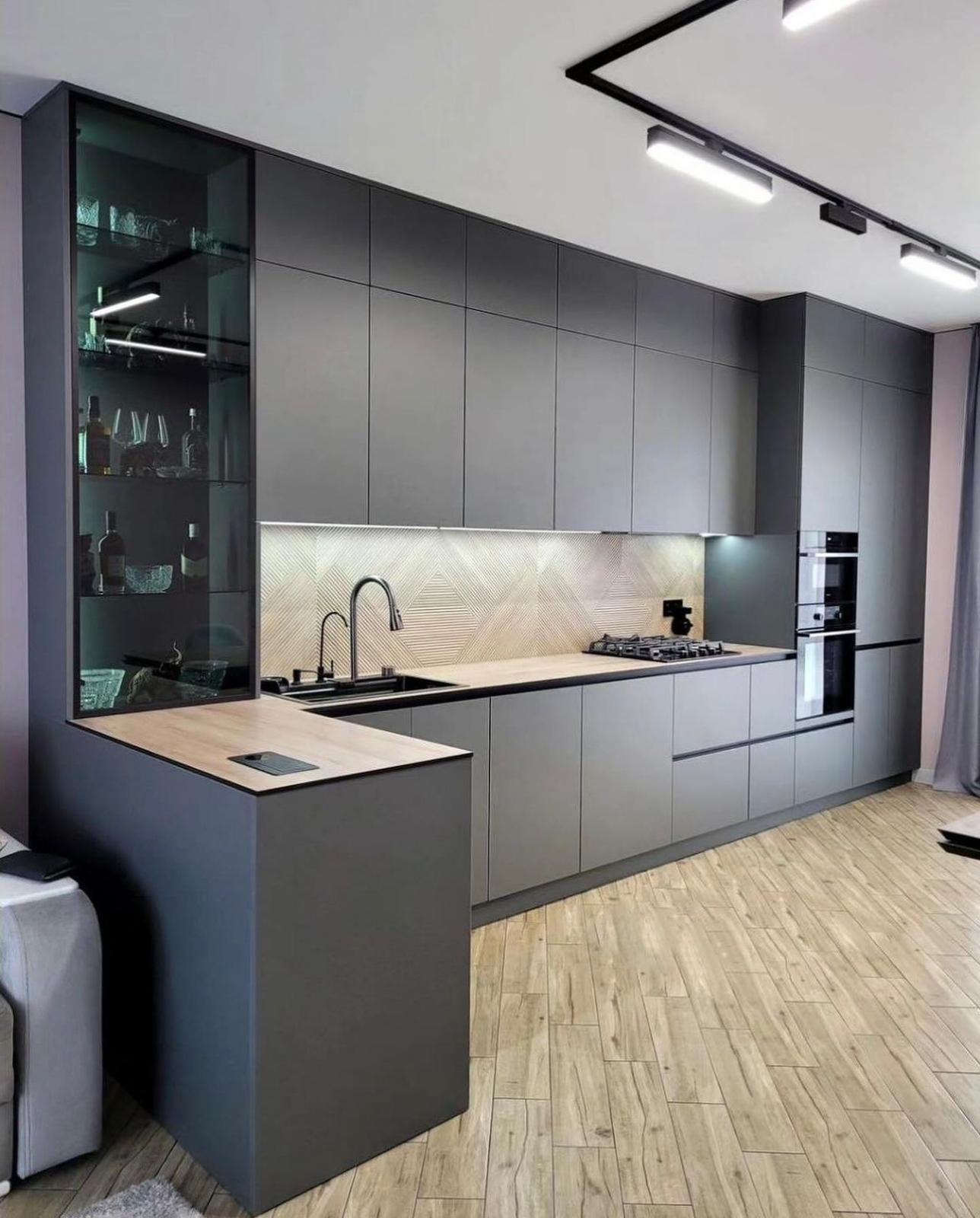 Parlak Beyaz Cam Kapaklı Mutfak