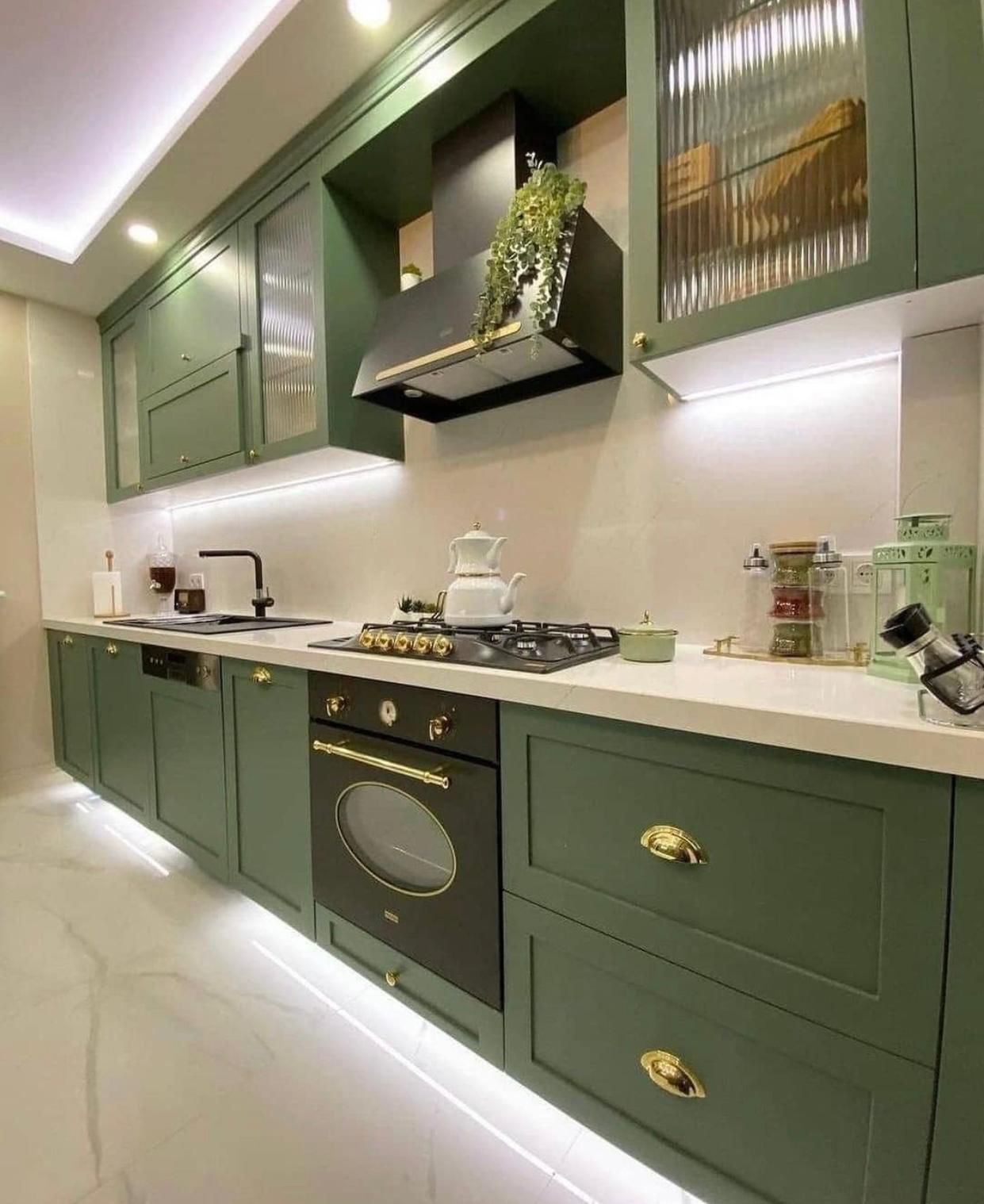 Beyaz ve Siyah Detaylı Parlak Mutfak