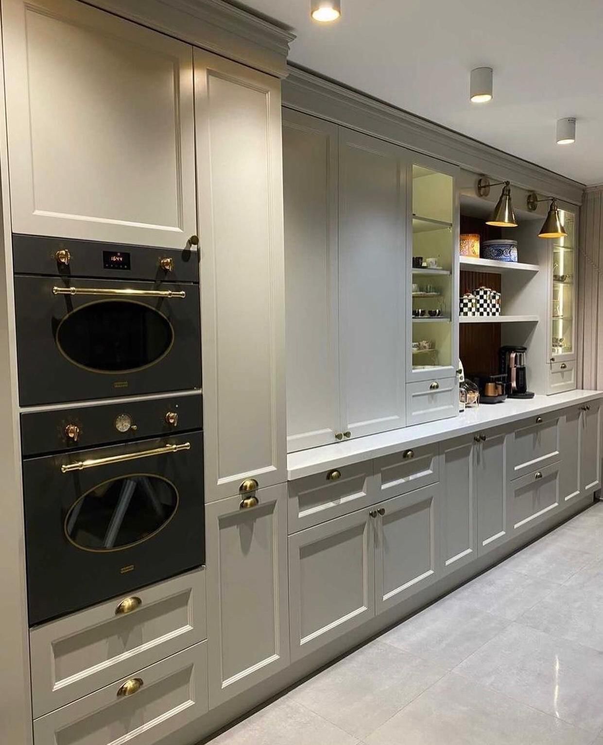 Klasik Beyaz Ahşap Tezgahlı Mutfak